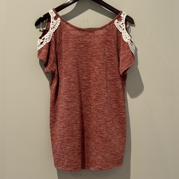 Almost Famous Red/Orange Heather Open Shoulder Hi-Lo Top - Picture 3 of 8